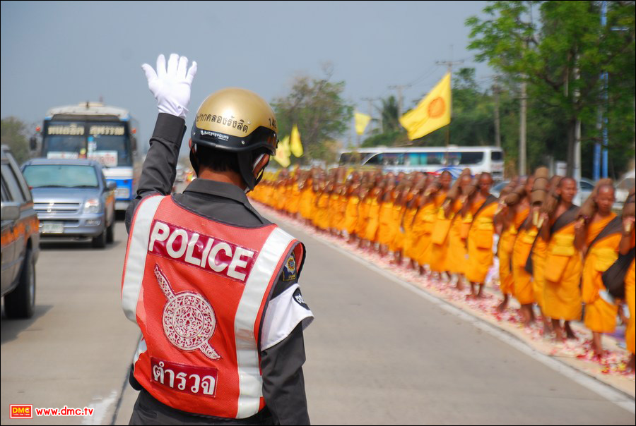 คุณตำรวจมาอำนวยความสะดวกและดูแลความปลอดภัย