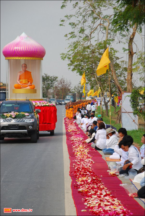 คณะพระธุดงค์ สถาปนาเส้นทางมหาปูชนียาจารย์