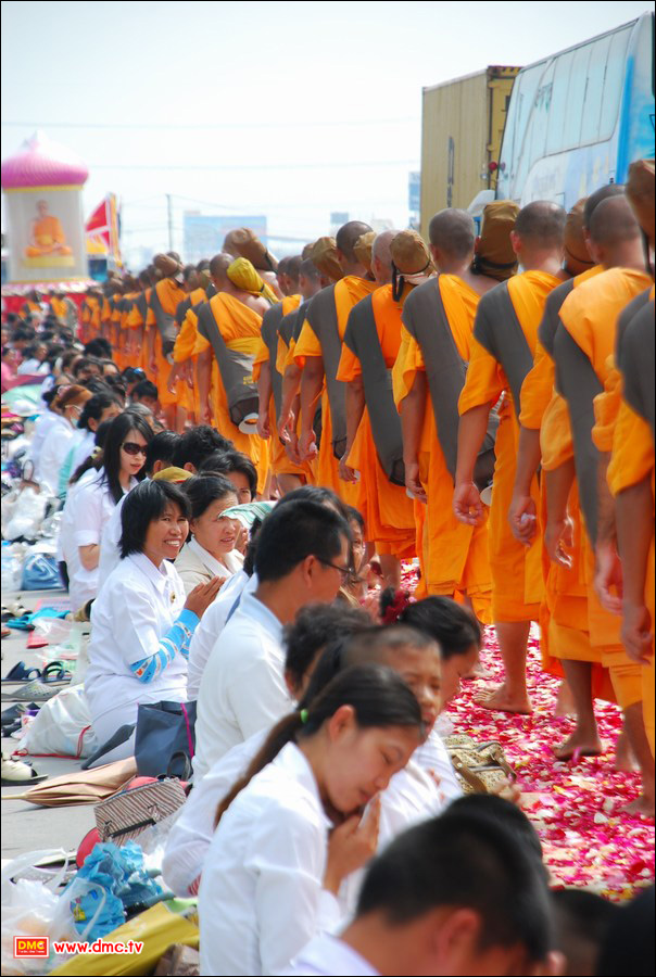 สาธุชนออกมารอต้อนรับพระธุดงค์ธรรมชัย