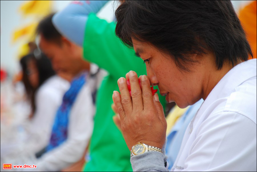 <a mce_thref=http://www.dmc.tv/search/สาธุชน title='สาธุชน' target=_blank><font color=#333333>สาธุชน</font></a>ถวายการต้อนรับพระธุดงค์