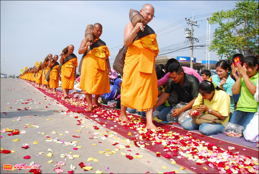 สาธุชนออกมารอต้อนรับพระธุดงค์ธรรมชัย