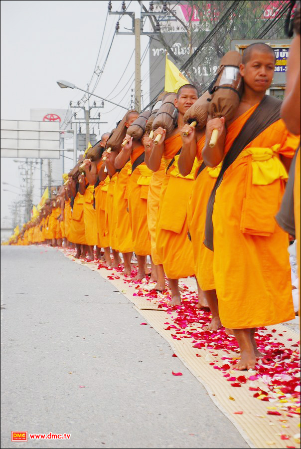 คณะพระธุดงค์ สถาปนาเส้นทางมหาปูชนียาจารย์