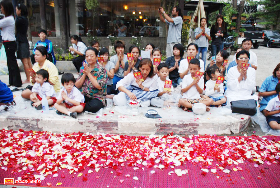ชาวบางบัวทองมารอถวายการต้อนรับพระธุดงค์