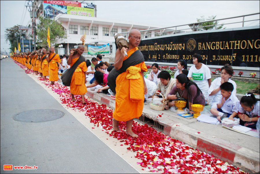 สาธุชนแน่นขนัดตลอดทั้งสาย