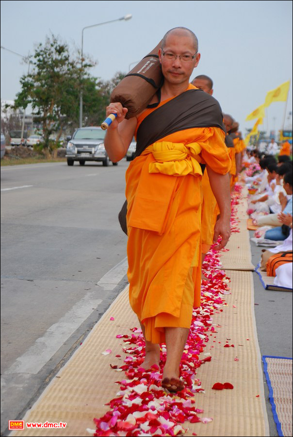 คณะพระธุดงค์ สถาปนาเส้นทางมหาปูชนียาจารย์