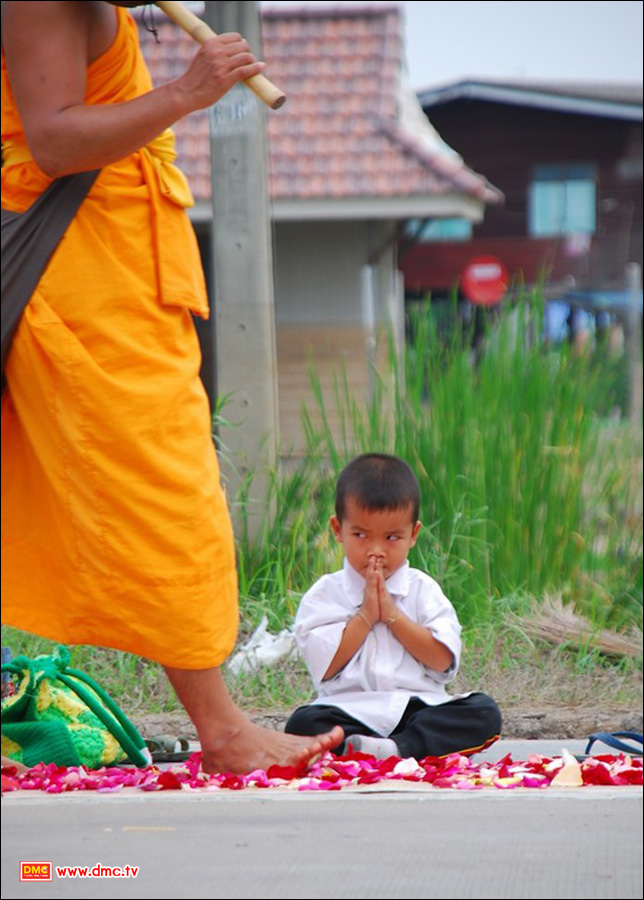  เรียนรู้วัฒนธรรมชาวพุทธ จากการถวายการต้อนรับพระธุดงค์