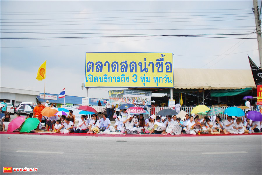 บ่ายวันนี้คณะพระธุดงค์ออกจากวัดโบสถ์บนเวลา 13.00 น. บ่ายวันนี้คณะพระธุดงค์ออกจากวัดโบสถ์บนเวลา 13.00 น.
