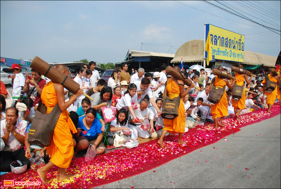 หน้าตลาดพระราม 5 สาธุชนแน่นมาก หน้าตลาดพระราม 5 สาธุชนแน่นมาก