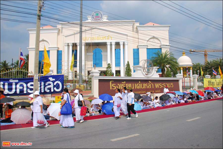 สาธุชนออกมารอต้อนรับพระธุดงค์ธรรมชัย <a href=http://www.dmc.tv/search/สาธุชน title='สาธุชน' target=_blank><font color=#333333>สาธุชน</font></a>ออกมารอต้อนรับพระธุดงค์ธรรมชัย