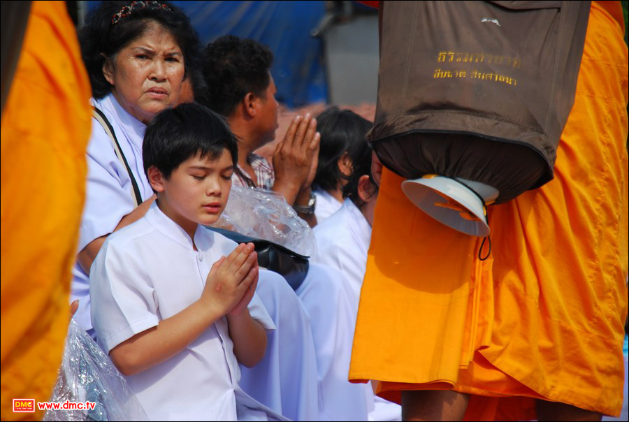 การเดินธุดงค์เป็นอีกวิธีหนึ่งที่ช่วยปลูกฝังเยาวชนให้มี<a href=http://www.dmc.tv/search/ศรัทธา title='ศรัทธา' target=_blank><font color=#333333>ศรัทธา</font></a>ใน<a href=http://www.dmc.tv/search/พระพุทธศาสนา title='พระพุทธศาสนา' target=_blank><font color=#333333>พระพุทธศาสนา</font></a>มากยิ่งขึ้น การเดินธุดงค์เป็นอีกวิธีหนึ่งที่ช่วยปลูกฝังเยาวชนให้มีศรัทธาในพระพุทธศาสนามากยิ่งขึ้น