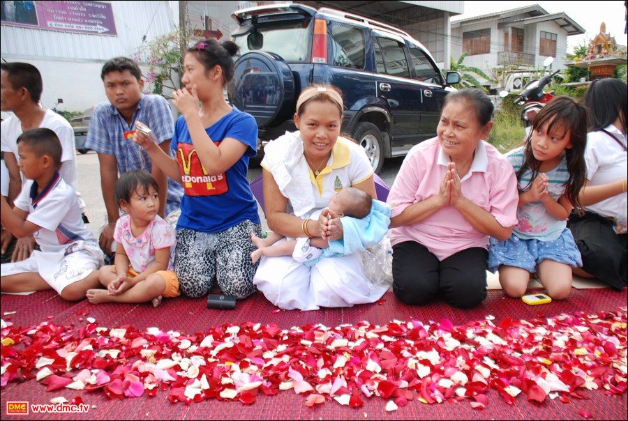 ชาวบ้านบริเวณที่พระธุดงค์เดินผ่านออกมาต้อนรับกันอย่างมากมาย ชาวบ้านบริเวณที่พระธุดงค์เดินผ่านออกมาต้อนรับกันอย่างมากมาย