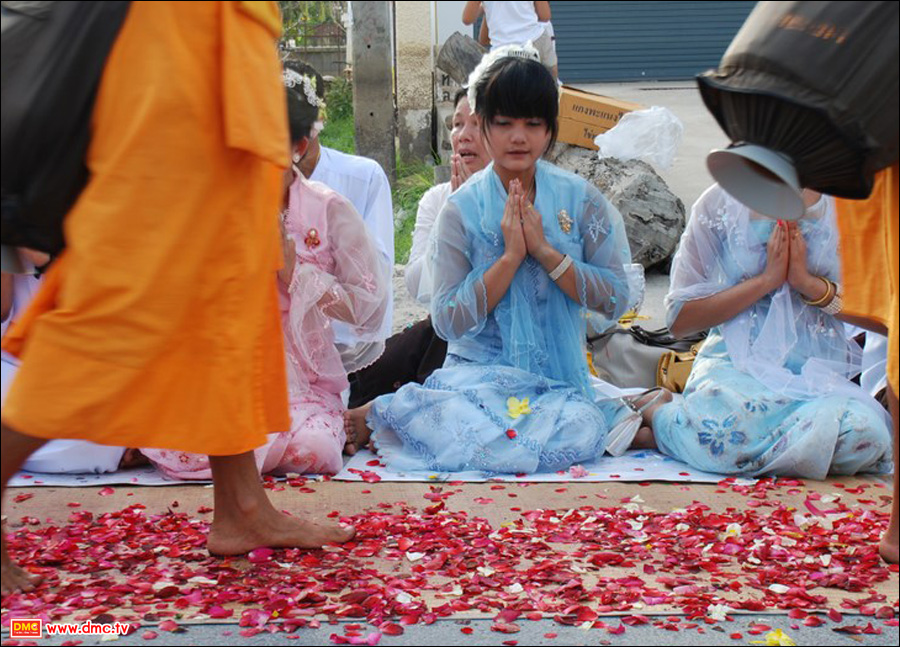 สาวชาวพม่าผู้มีใจรักและศรัทธาในพระพุทธศาสนา สาวชาวพม่าผู้มีใจรักและศรัทธาในพระพุทธศาสนา