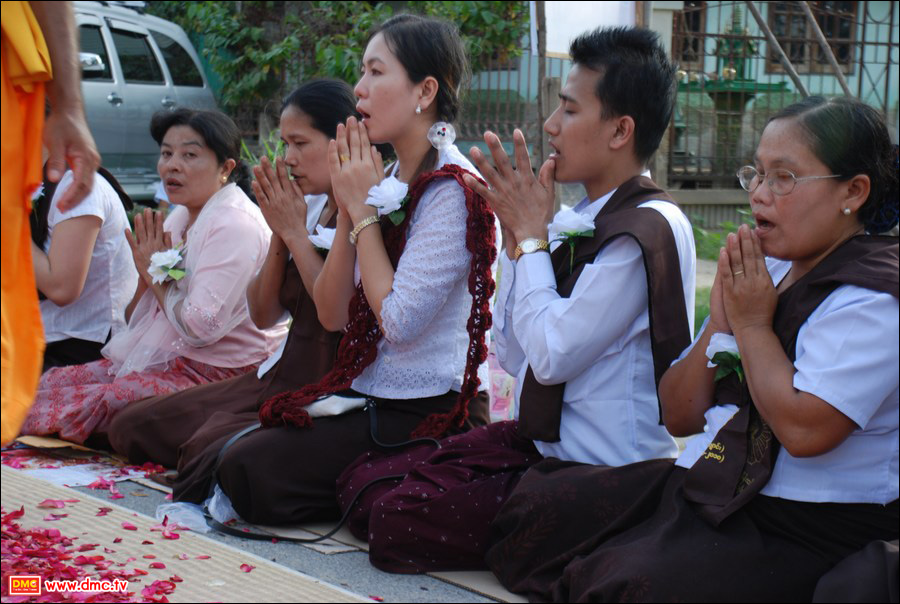 สาวชาวพม่าผู้มีใจรักและศรัทธาในพระพุทธศาสนา สาวชาวพม่าผู้มีใจรักและศรัทธาในพระพุทธศาสนา