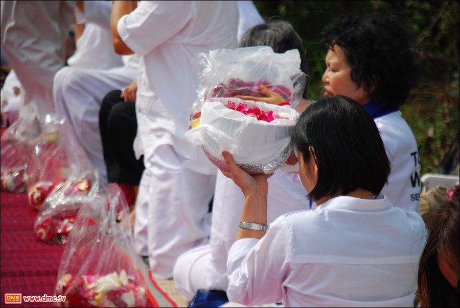 อธิษฐานจิตก่อนทำการโปรยกลีบกุหลาบ