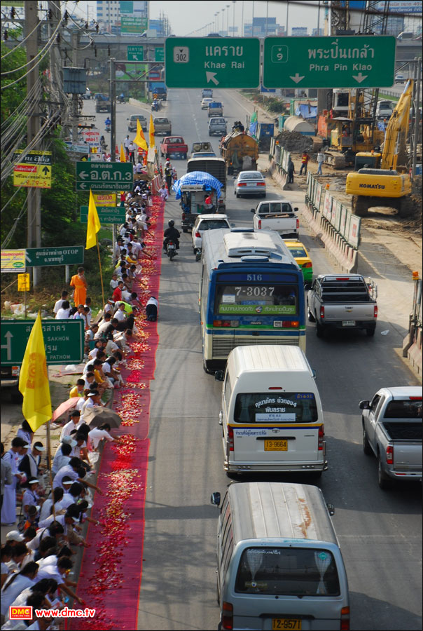พระธุดงค์เดินทางจากวัดบางไผ่เพื่อไปยังวัดคลองขวาง