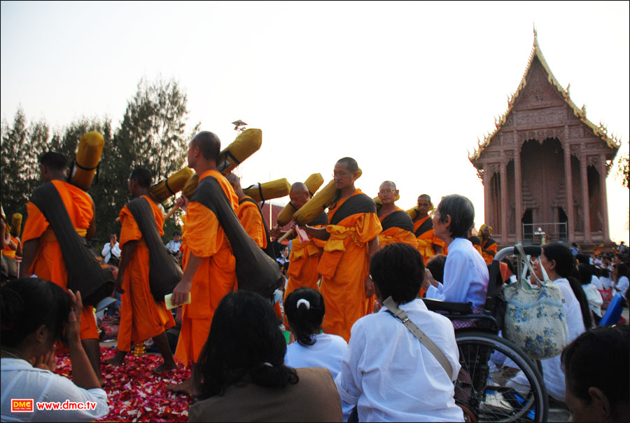 พระธุดงค์เดินทางมาถึงจุดพักค้างคือวัดคลองขวาง เวลา 17.30 น.