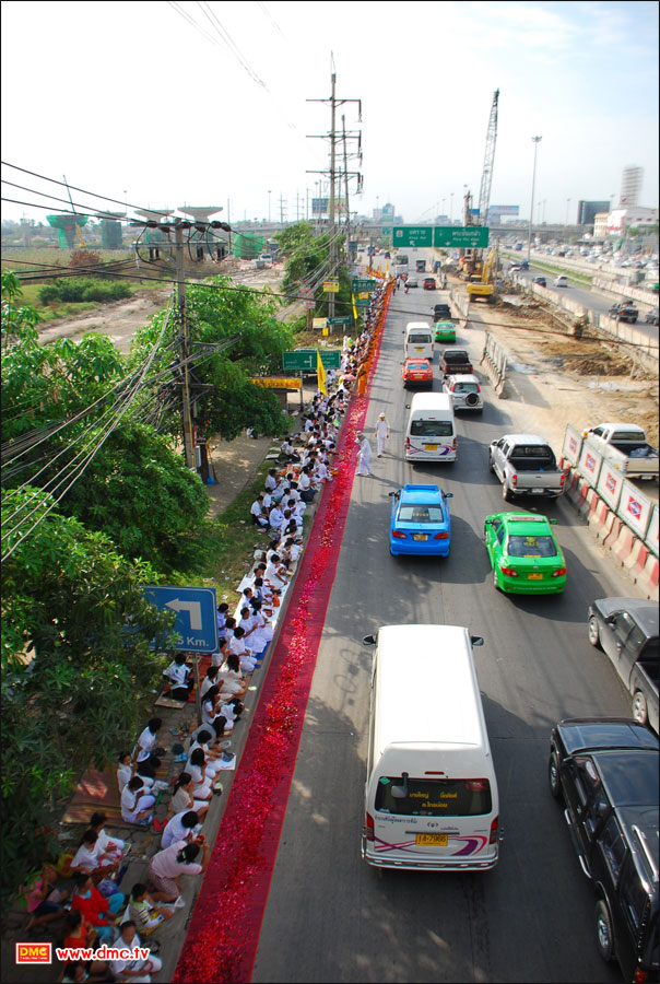 ขบวนพระธุดงค์ยาวกว่า 2 กิโลเมตร
