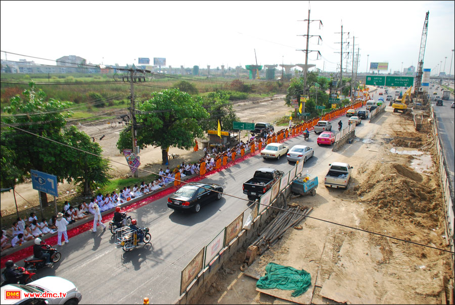 ขบวนพระธุดงค์ยาวกว่า 2 กิโลเมตร