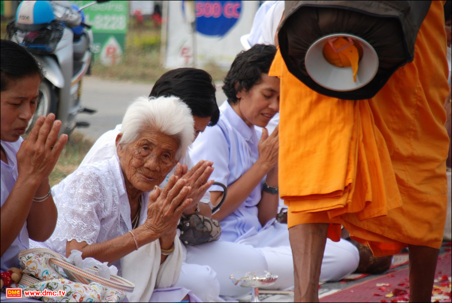 คุณยายก็มาถวายการต้อนรับพระธุดงค์