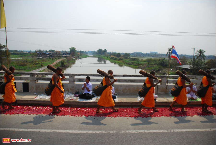 สาธุชนออกมารอต้อนรับพระธุดงค์ธรรมชัย