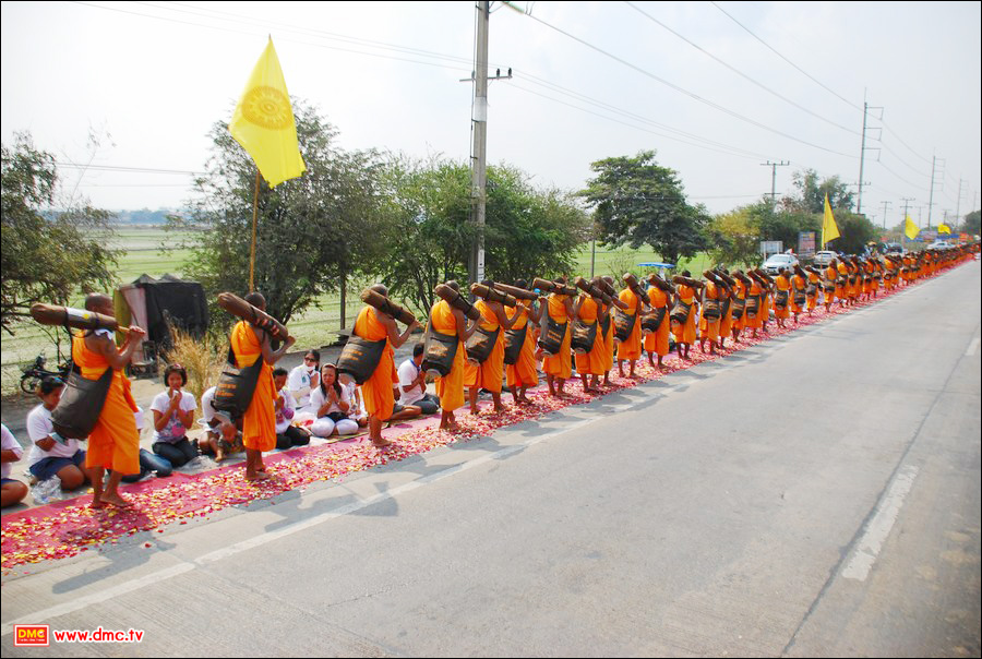 ความงดงามของริ้วขบวนพระธุดงค์