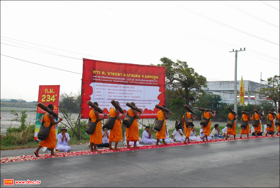 คณะพระธุดงค์ สถาปนาเส้นทางมหาปูชนียาจารย์