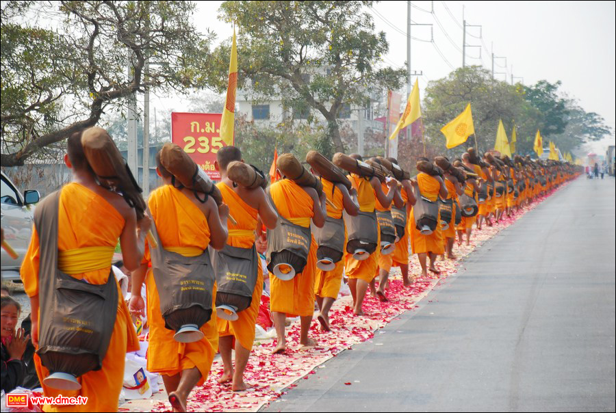 ขบวนพระธุดงค์ยาวกว่า 2 กิโลเมตร