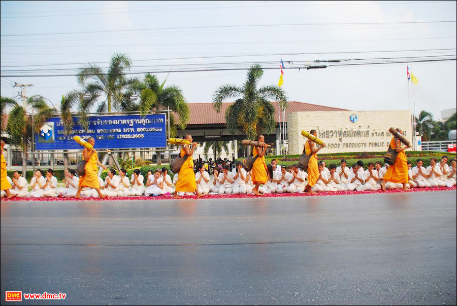 พนักงานในดรงงานนี้ออกมาถวายการต้อนรับพระธุดงค์