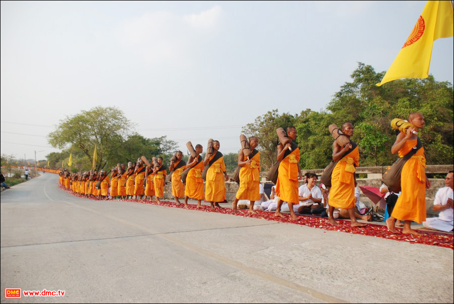 เดินทางมาถึงทางเข้าวัดบางปลา