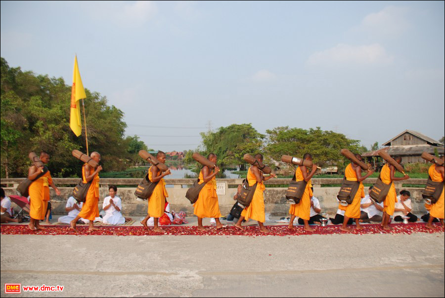 ข้ามคลองก่อนเข้าสู่วัดบางปลา