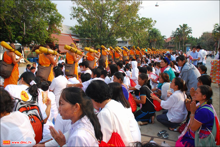 พระธุดงค์แปรแถวเพื่อให้สาธุชนได้รับบุญล้างเท้า