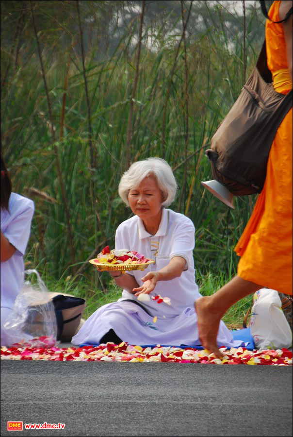 สาธุชนออกมารอต้อนรับพระธุดงค์ธรรมชัย