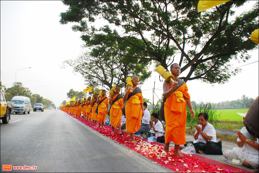 เดินผ่านท้องนาที่ครั้งหนึ่งเคยถูก<a href=http://www.dmc.tv/pages/scoop/%E0%B8%99%E0%B9%89%E0%B8%B3%E0%B8%97%E0%B9%88%E0%B8%A7%E0%B8%A1-%E0%B8%82%E0%B9%88%E0%B8%B2%E0%B8%A7%E0%B8%99%E0%B9%89%E0%B8%B3%E0%B8%97%E0%B9%88%E0%B8%A7%E0%B8%A1-%E0%B8%82%E0%B9%88%E0%B8%B2%E0%B8%A7%E0%B8%99%E0%B9%89%E0%B8%B3%E0%B8%97%E0%B9%88%E0%B8%A7%E0%B8%A1%E0%B8%AD%E0%B8%A2%E0%B8%B8%E0%B8%98%E0%B8%A2%E0%B8%B2.html title='น้ำท่วม' target=_blank><font color=#333333>น้ำท่วม</font></a>