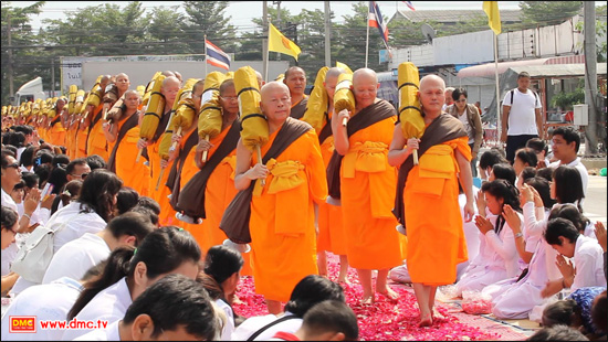 กิโลเมตรประวัติศาสตร์สู่หลักชัย นำขบวนโดยพระธรรมกิตติวงศ์  จอมปราชญ์แห่งวงการพระพุทธศาสนา