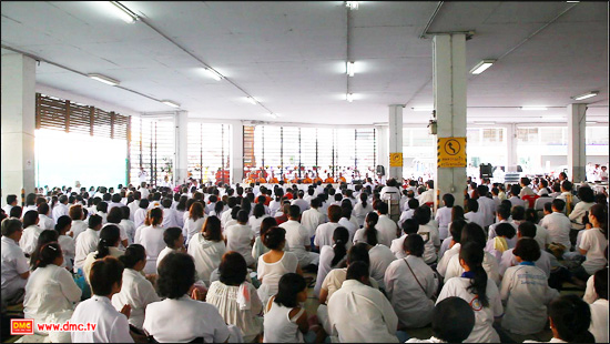 พิธีถวายภัตตาหาร  อบอุ่นตั้งแต่อรุณรุ่งของการสั่งสมบุญบารมี
