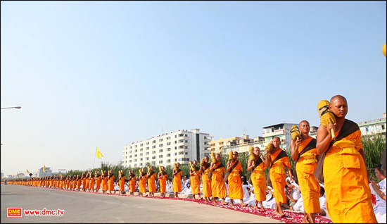 ทุกย่างแก้วของพระธุดงค์ที่คงความสงบเสงี่ยม สง่างาม ตลอดเส้นทาง ทุกย่างแก้วของพระธุดงค์ที่คงความสงบเสงี่ยม สง่างาม ตลอดเส้นทาง