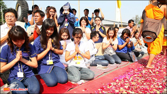 หนุ่มสาวชาวกู๊ดเยียร์และชาวโลตัส  รีบกระชับพื้นที่ร่วมต้อนรับพระธุดงค์