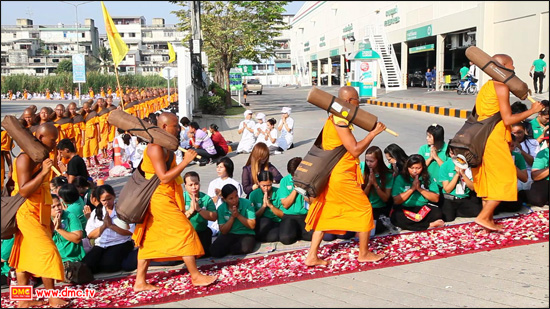 หนุ่มสาวชาวกู๊ดเยียร์และชาวโลตัส  รีบกระชับพื้นที่ร่วมต้อนรับพระธุดงค์