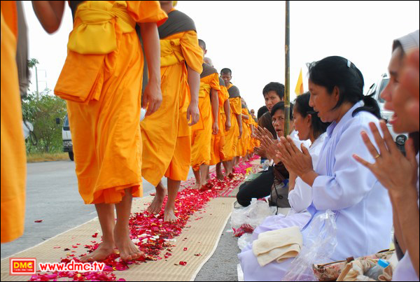 สาธุชนออกมารอต้อนรับพระธุดงค์ธรรมชัย