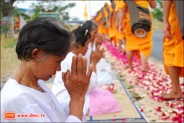 สาธุชนออกมารอต้อนรับพระธุดงค์ธรรมชัย