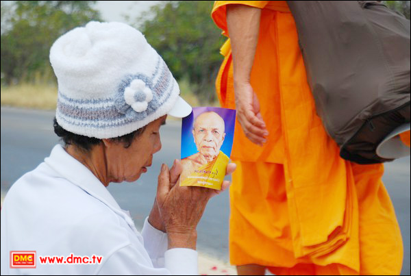 สาธุชนออกมารอต้อนรับพระธุดงค์ธรรมชัย
