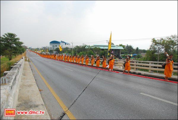 สาธุชนออกมารอต้อนรับพระธุดงค์ธรรมชัย