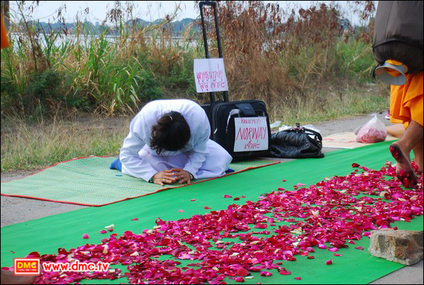 สาธุชนออกมารอต้อนรับพระธุดงค์ธรรมชัย