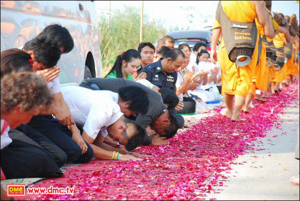 สาธุชนออกมารอต้อนรับพระธุดงค์ธรรมชัย