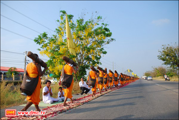 สาธุชนออกมารอต้อนรับพระธุดงค์ธรรมชัย