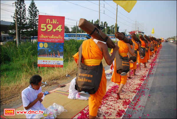 สาธุชนออกมารอต้อนรับพระธุดงค์ธรรมชัย