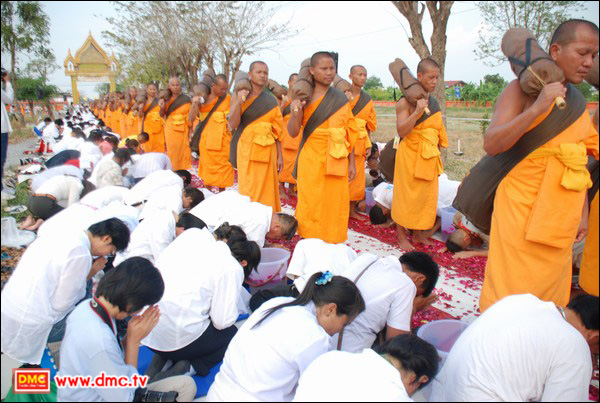 สาธุชนก้มกราบคณะพระธุดงค์