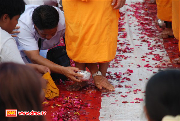 สาธุชนเช็ดเท้าำพระธุดงค์