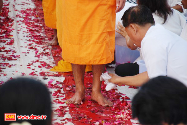 สาธุชนเช็ดเท้าำพระธุดงค์