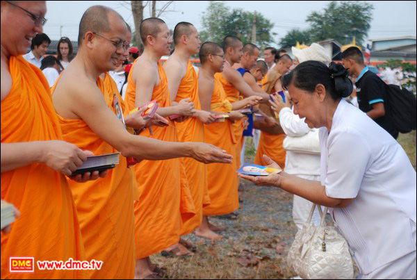 สาธุชนที่มาร่วมโปรยกลีบกุหลาบจะได้รับบัตรรับพระของขวัญที่ระลึก ณ จุดพักค้างในวันนั้นๆ 